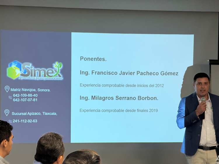 Exposición frente a la presentación con los nombres de los ponentes