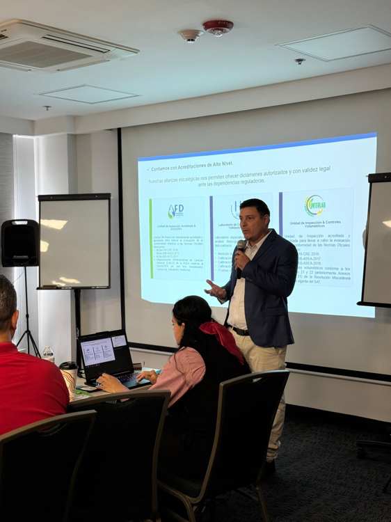 Ponente explicando el contenido de la presentación